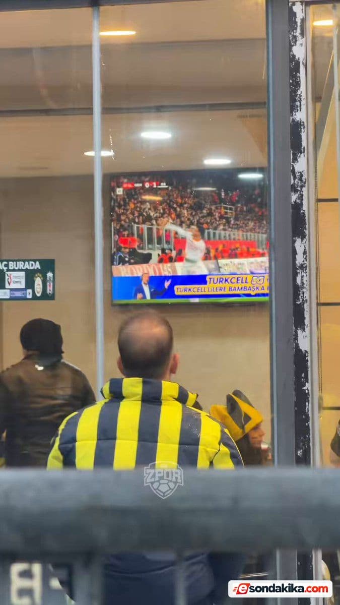 Galatasaray’ın son dakika golüne Fenerbahçe taraftarlarından tepki