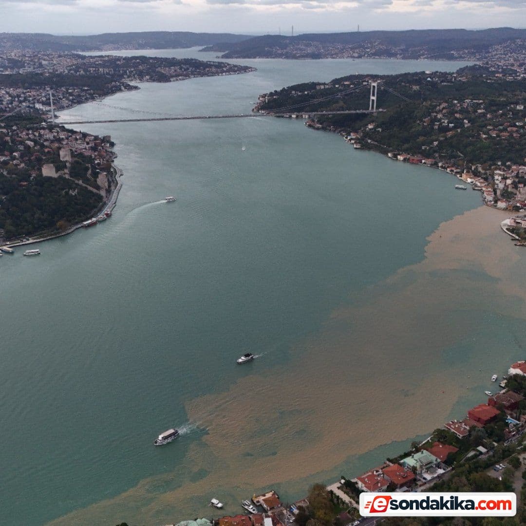 Yağışın ardından İstanbul Boğazı çamura bulandı