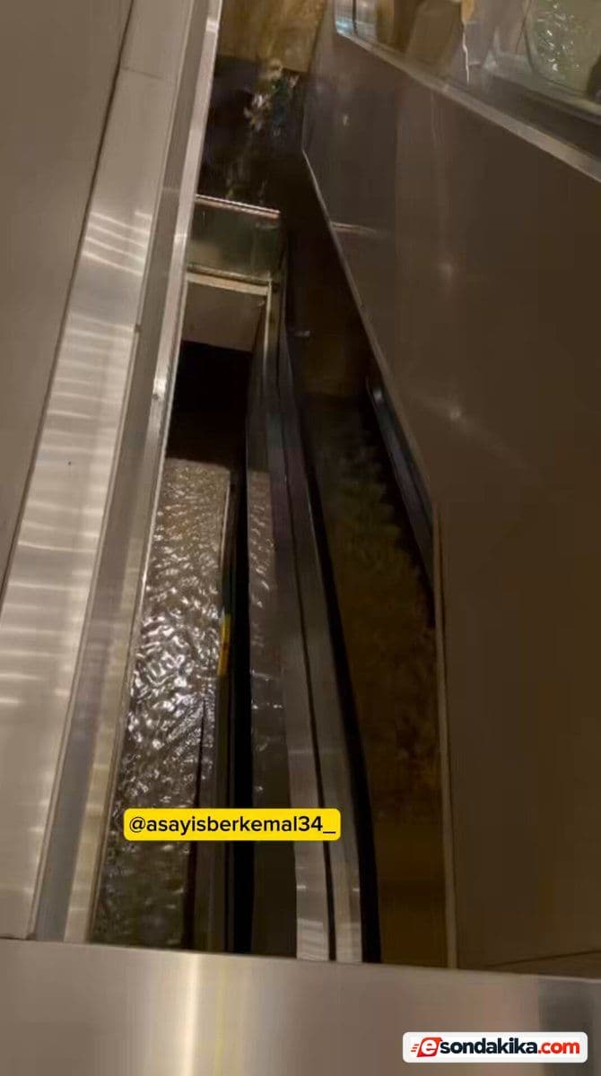 İstanbul’da sağanak sonrası bir alışveriş merkezini su bastı