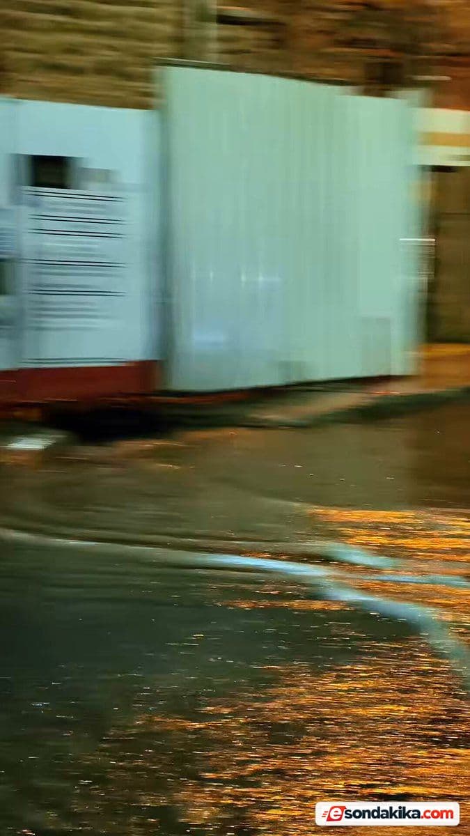 Üsküdar’da yollar suyla kaplandı