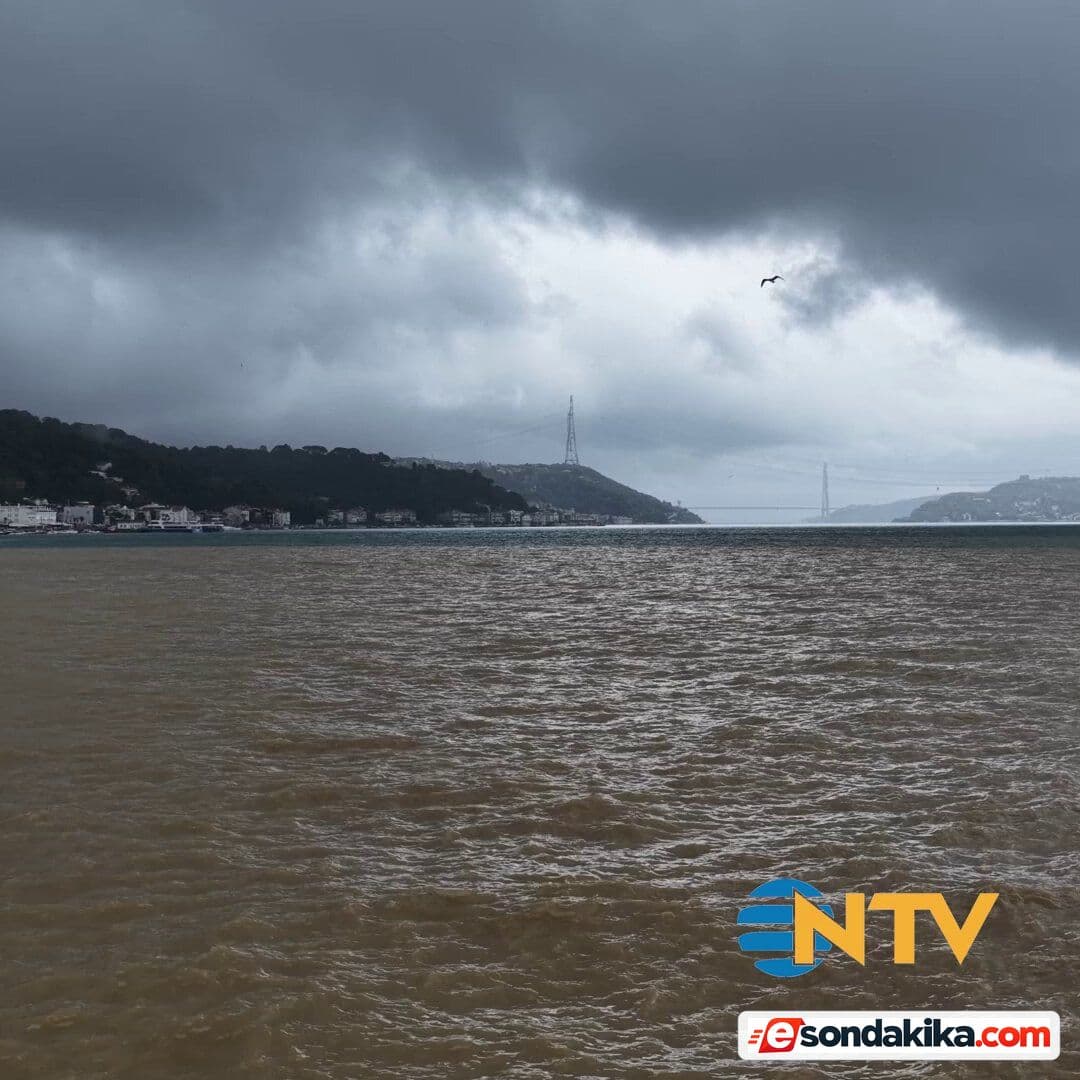 Yağmur İstanbul Boğazı’nın rengini değiştirdi