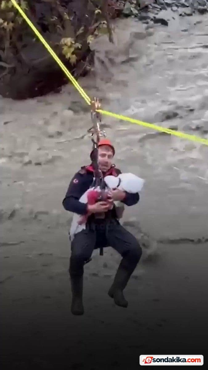 Sakarya’da taşkında 8 kişi halat düzeneğiyle kurtarıldı