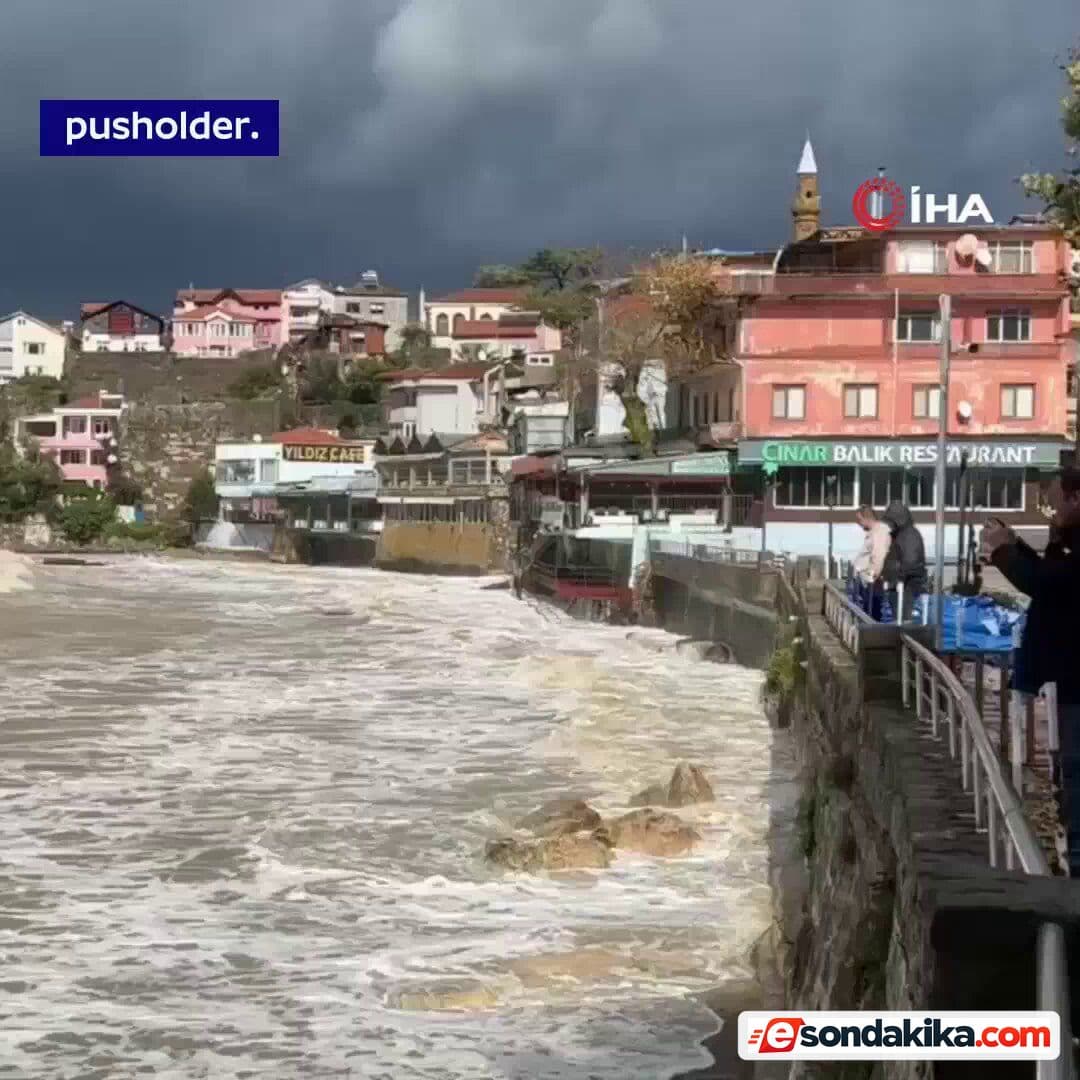 Bartın’da sağanak sonrası denizin rengi kahverengiye döndü