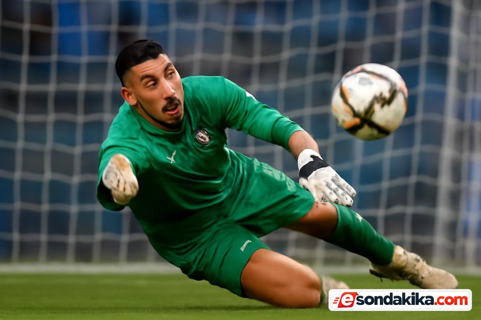 Uğurcan Çakır makes an impressive save