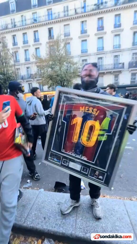 Fransa’da protestocu mağazadan imzalı Messi forması çaldı