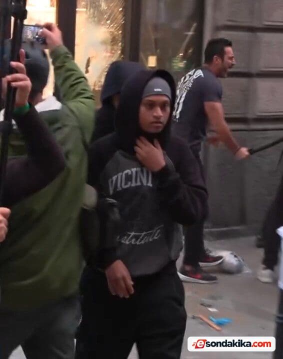 İtalya’da dükkân sahibi göstericilere sopayla saldırdı