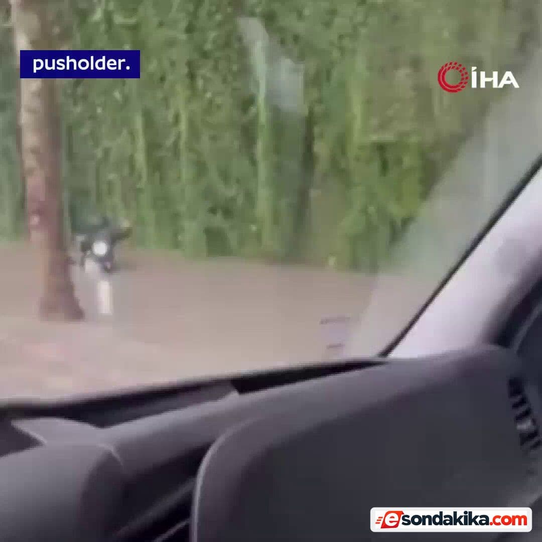 İstanbul’da suyla dolan yolda motosikletini iterek ilerlemeye çalıştı